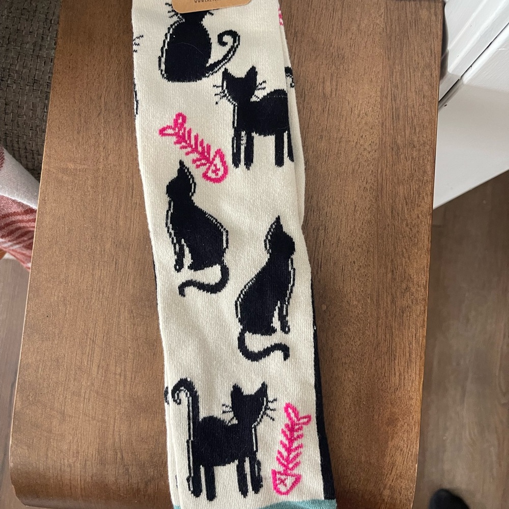 Cream Cat Pattern Crew Socks with Pink Fishbone Accent